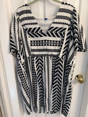 Old Navy Black and White Geometric V-Neck Midi Dress